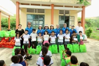 Tặng quà cho trẻ em tại chương trình. Ảnh: ĐVCC