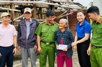 Đoàn cơ sở Phòng Cảnh sát Quản lý hành chính về trật tự xã hội (CA tỉnh) phối hợp cùng các đơn vị tặng quà cho người dân xã Đề Gi, góp phần khắc phục hậu quả bão số 13.