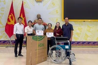 Hội Nạn nhân chất độc da cam/dioxin tỉnh Gia Lai tặng xe lăn cho nạn nhân chất độc màu da cam tại phường Hoài Nhơn.