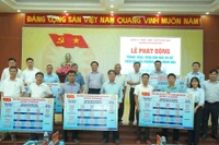 Phường Hoài Nhơn Bắc trao bảng thông tin QR “Khu phố số-Kết nối mọi nhà” tại lễ phát động phong trào Bình dân học vụ số.