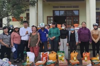 Chi hội Bảo trợ bệnh nhân nghèo Hoài An trao 600 suất quà hỗ trợ người dân bị thiệt hại do cơn bão số 13.