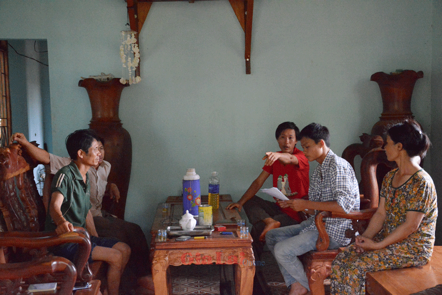 Anh Trần Văn Đoạt (áo đỏ) thuật lại những gì đã chứng kiến. Ảnh: Minh Triều Anh Trần Văn Đoạt (áo đỏ) thuật lại những gì đã chứng kiến. Ảnh: Minh Triều