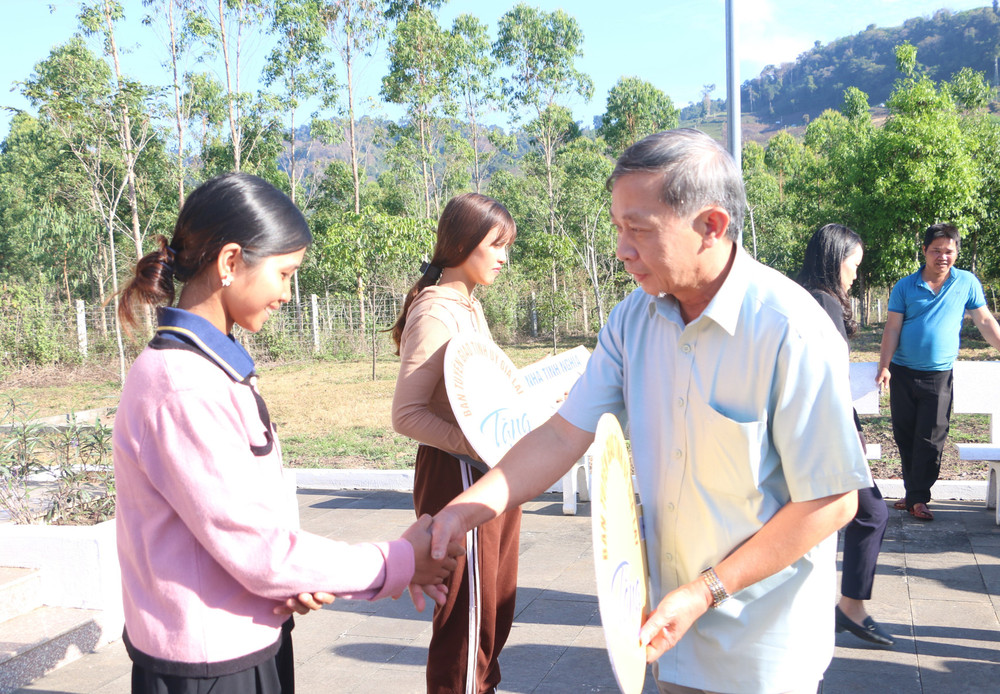 Đồng chí Huỳnh Thế Mạnh-nguyên Ủy viên Ban Thường vụ Tỉnh ủy, nguyên Trưởng ban Tuyên giáo Tỉnh ủy tặng 2 căn nhà. Ảnh: Q.T ca-nhan-dong-chi-huynh-the-manh-nguyen-uy-vien-ban-thuong-vu-tinh-uy-nguyen-truong-ban-tuyen-giao-tinh-uy-tang-2-can-nha-xay-moi-1-can-va-sua-chua-1-can.jpg
