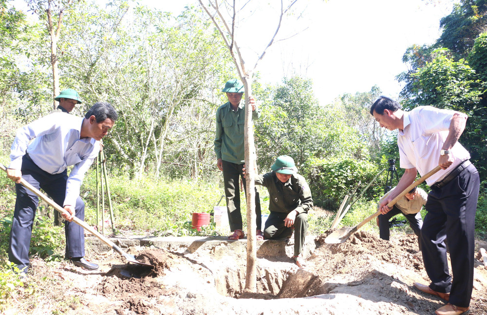 Bí thư Tỉnh ủy Hồ Văn Niên (bìa trái) trồng cây lưu niệm tại Khu Di tích lịch sử cách mạng của tỉnh. Ảnh: Q.T bi-thu-tinh-uy-ho-van-nien-ben-trai-trong-cay-luu-niem-tai-khu-di-tich-lich-su-cach-mang-cua-tinh.jpg