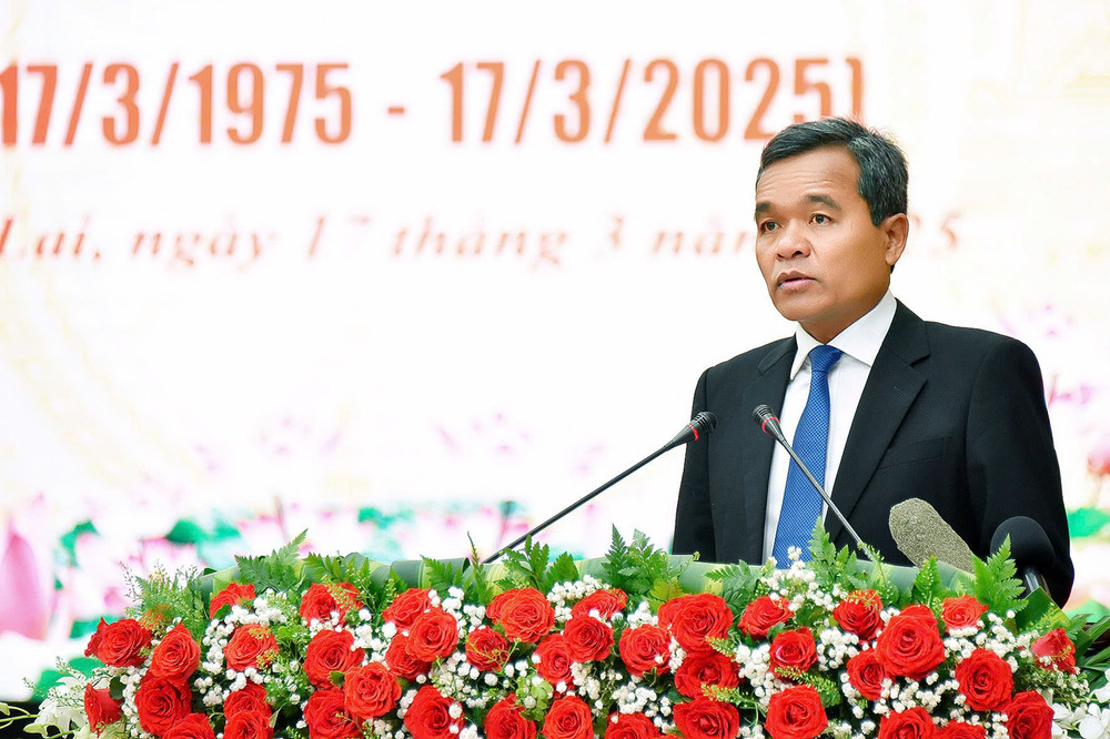 Bí thư Tỉnh ủy, Chủ tịch HĐND tỉnh Gia Lai Hồ Văn Niên đọc diễn văn ôn lại kỷ niệm sau 50 năm Ngày giải phóng tỉnh. Ảnh: Đ.T z6414229699253-6dd450e498a06ae7b8cb2c6dc6e7e223.jpg