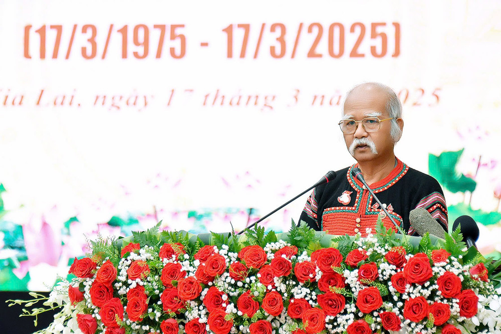 Nguyên Bí thư Tỉnh ủy Gia Lai Ksor Phước vui mừng trước những thay đổi toàn diện, vững vàng của tỉnh Gia Lai sau 50 năm. Ảnh: Đ.T z6414229921249-ca8760443cf658fe6bfb0ff724c7f007.jpg