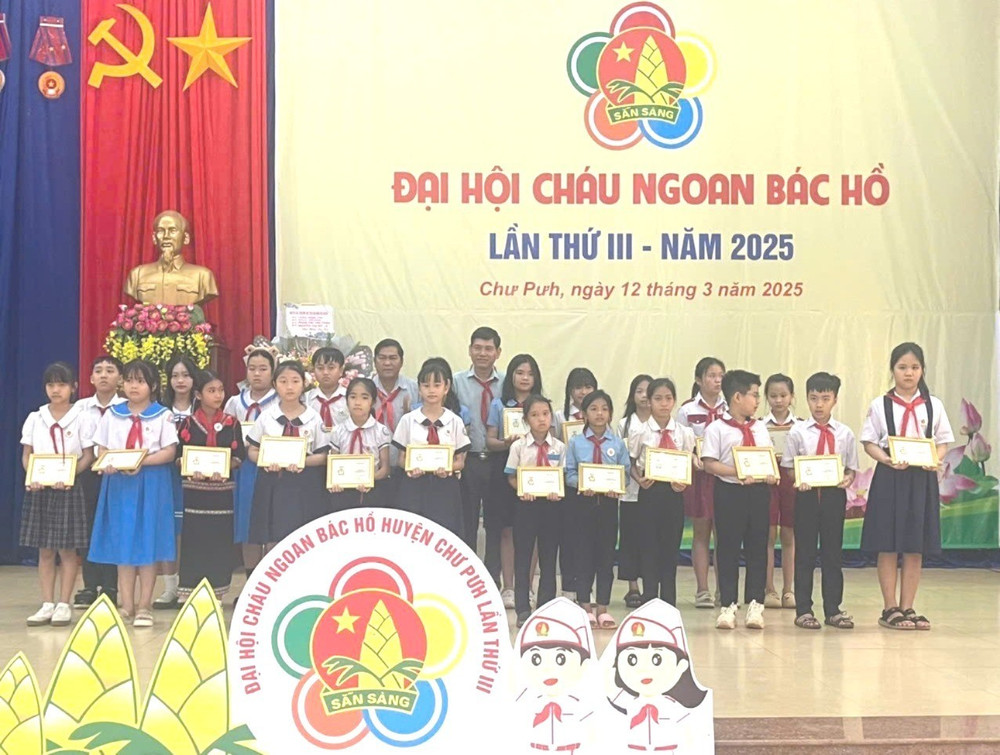Lãnh đạo huyện đã trao giấy chứng nhận danh hiệu “Cháu ngoan Bác Hồ” cho 70 đội viên, thiếu nhi tiêu biểu trên địa bàn. Ảnh: Hà Chi z6399224682119-437cab17ec7da0af5494946ac7213c9a-107-9341.jpg