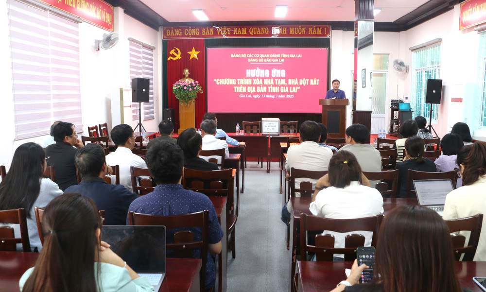 Quang cảnh lễ phát động hưởng ứng Chương trình xóa nhà tạm, nhà dột nát trên địa bàn tỉnh. Ảnh: Q.T quang-canh-le-phat-dong-huong-ung-chuong-trinh-xoa-nha-tam-nha-dot-nat-tren-dia-ban-tinh.jpg