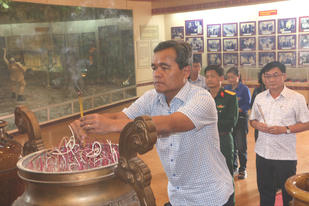 Bí thư Tỉnh ủy Hồ Văn Niên và đoàn công tác đã đến dâng hoa, dâng hương tưởng nhớ Anh hùng Núp tại Nhà lưu niệm Anh hùng Núp (xã Tơ Tung). Ảnh: Q.T img-8360-7121.jpg