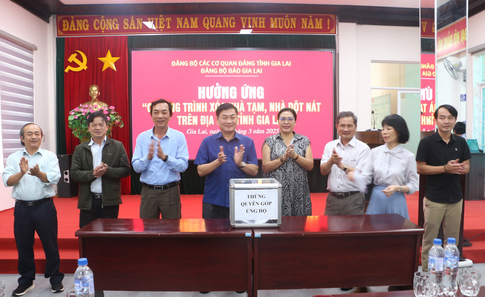 Cán bộ chủ chốt của Báo Gia Lai chung tay ủng hộ Chương trình xóa nhà tạm, nhà dột nát trên địa bàn tỉnh. Ảnh: Q.T can-bo-chu-chot-cua-bao-gia-lai-chung-tay-ung-ho-chuong-trinh-xoa-nha-tam-nha-dot-nat-tren-dia-ban-tinh.jpg