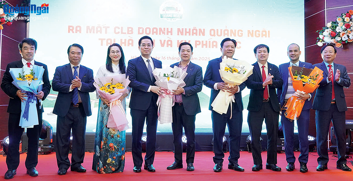 Phó Bí thư Tỉnh ủy, Chủ tịch UBND tỉnh Nguyễn Hoàng Giang cùng các đồng chí lãnh đạo tỉnh tặng hoa chúc mừng Câu lạc bộ Doanh nhân Quảng Ngãi tại Hà Nội và khu vực phía bắc, trong lễ ra mắt tháng 2/2025. Ảnh: Bảo HÒA Phó Bí thư Tỉnh ủy, Chủ tịch UBND tỉnh Nguyễn Hoàng Giang cùng các đồng chí lãnh đạo tỉnh tặng hoa chúc mừng Câu lạc bộ Doanh nhân Quảng Ngãi tại Hà Nội và khu vực phía bắc, trong lễ ra mắt tháng 2/2025. Ảnh: Bảo HÒA