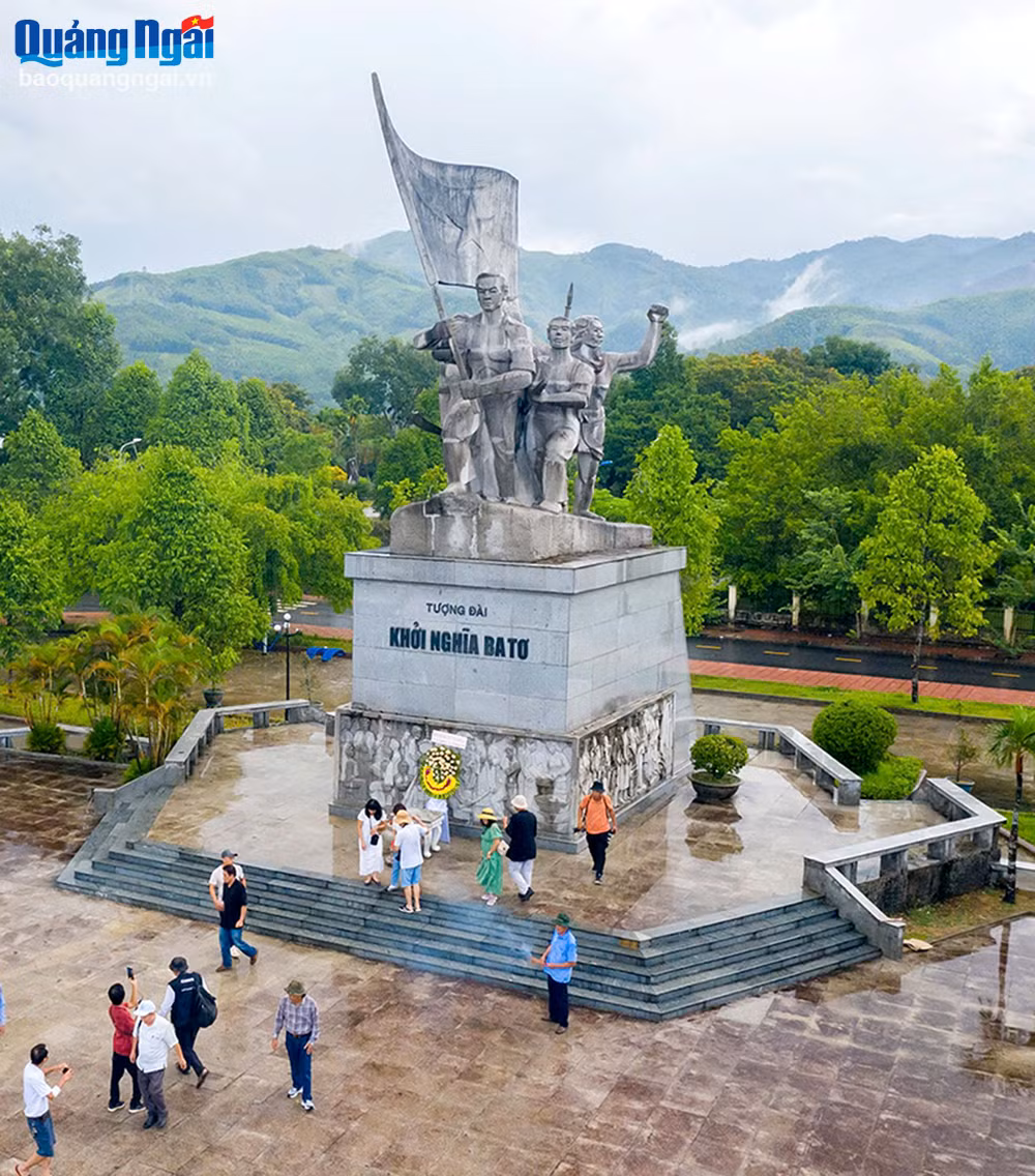 Tượng đài Khởi nghĩa Ba Tơ. Ảnh: THANH TRUNG