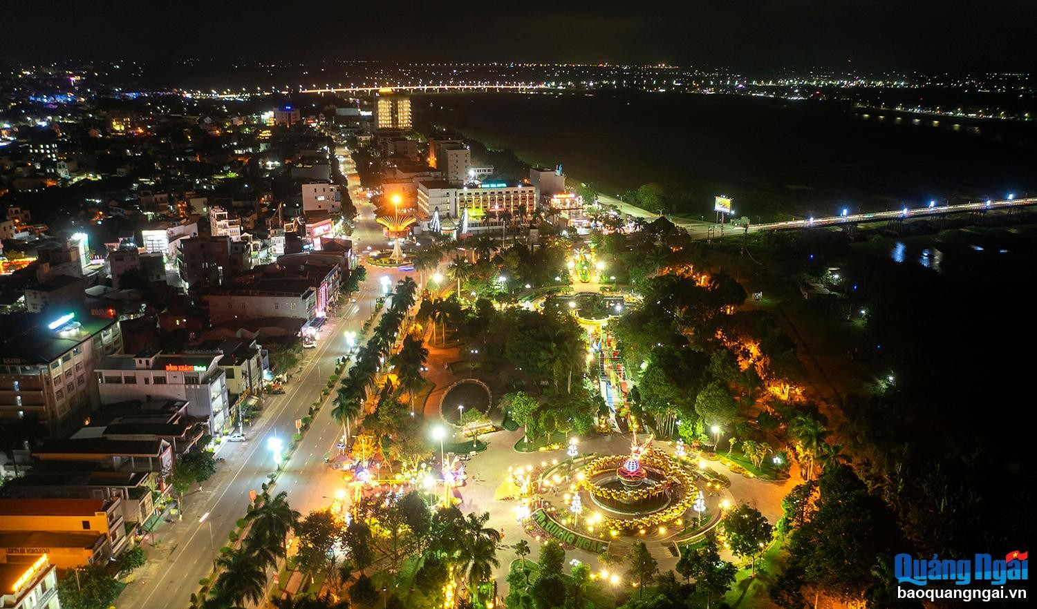 Một góc TP.Quảng Ngãi về đêm. Ảnh: TẤN CƯ Một góc TP.Quảng Ngãi về đêm. Ảnh: TẤN CƯ