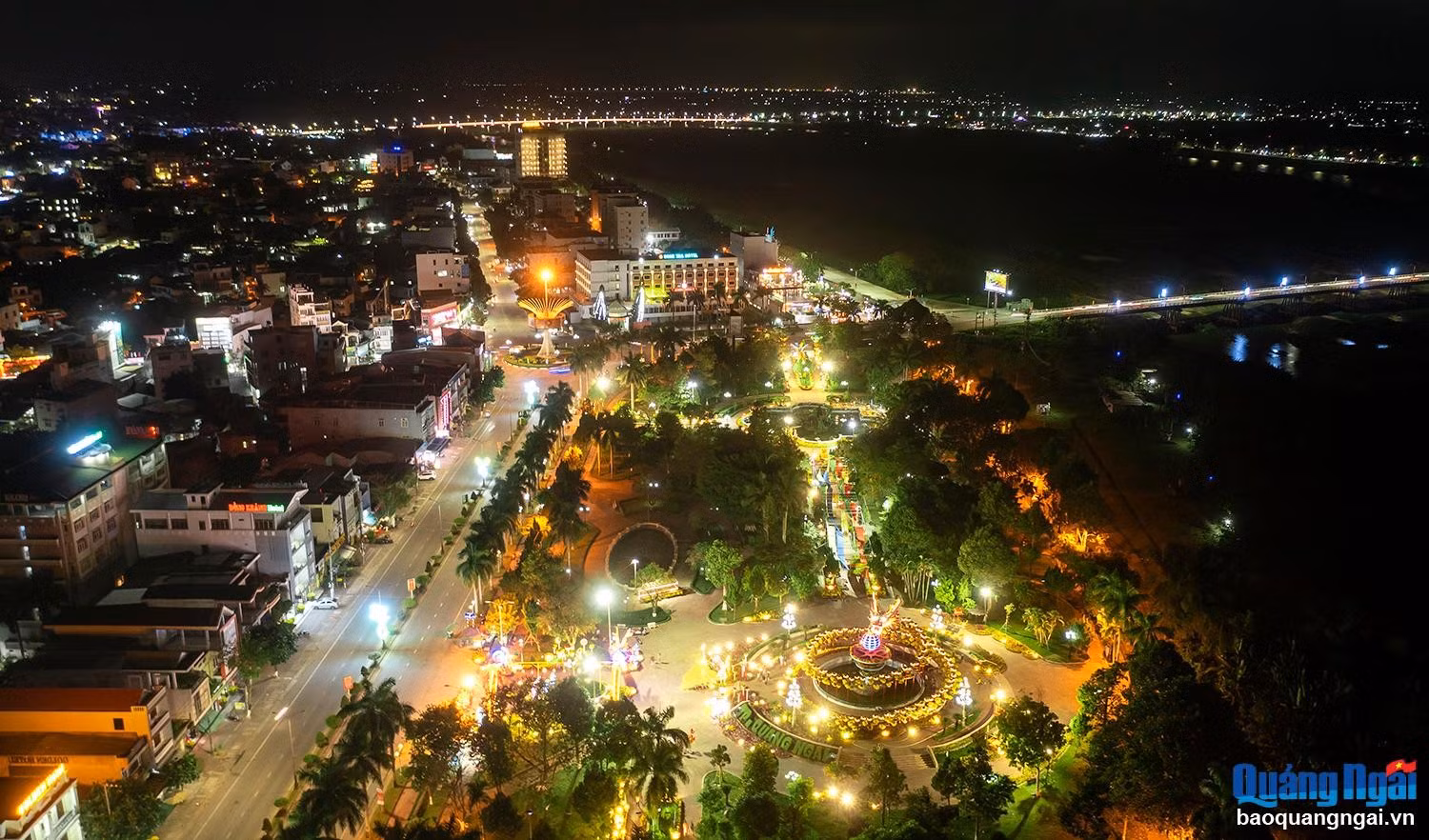 Một góc TP.Quảng Ngãi về đêm. Ảnh: TẤN CƯ