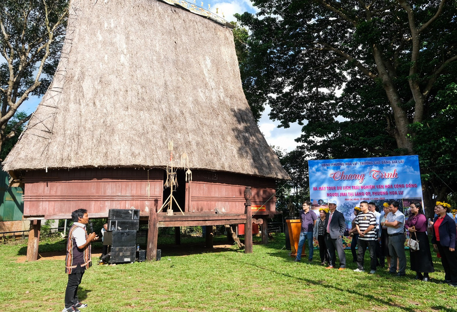 Quang cảnh chương trình ra mắt tour du lịch trải nghiệm văn hóa cộng đồng tại làng Ốp, phường Hoa Lư, TP. Pleiku. Ảnh: M.C tour-du-lich-trai-nghiem-van-hoa-cong-dong-tai-lang-op-la-mo-hinh-dau-tien-cua-tp-pleiku-jpg.jpg