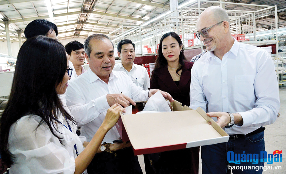 Phó Chủ tịch Thường trực UBND tỉnh Trần Hoàng Tuấn làm việc với đại diện Công ty TNHH Giày Rieker Việt Nam - Chi nhánh Quảng Ngãi. Ảnh: TL Phó Chủ tịch Thường trực UBND tỉnh Trần Hoàng Tuấn làm việc với đại diện Công ty TNHH Giày Rieker Việt Nam - Chi nhánh Quảng Ngãi. Ảnh: TL