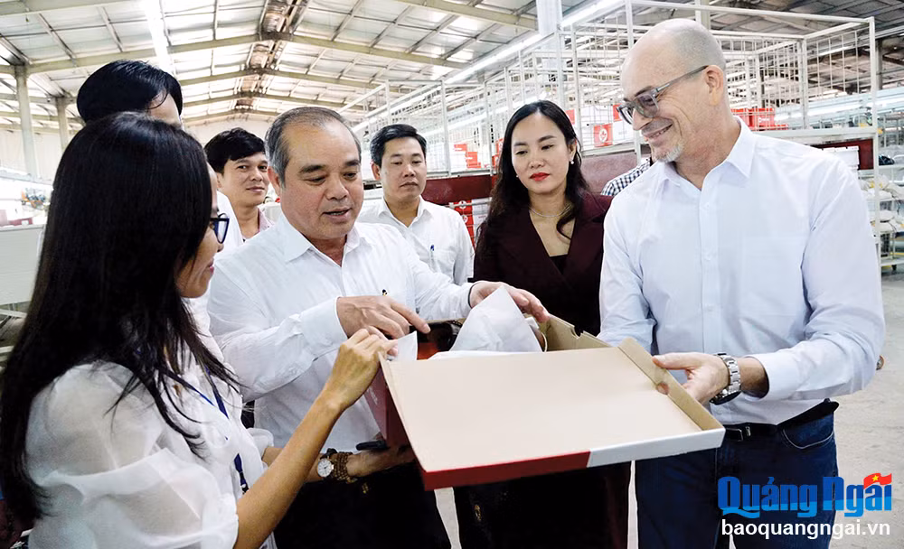 Phó Chủ tịch Thường trực UBND tỉnh Trần Hoàng Tuấn làm việc với đại diện Công ty TNHH Giày Rieker Việt Nam - Chi nhánh Quảng Ngãi. Ảnh: TL