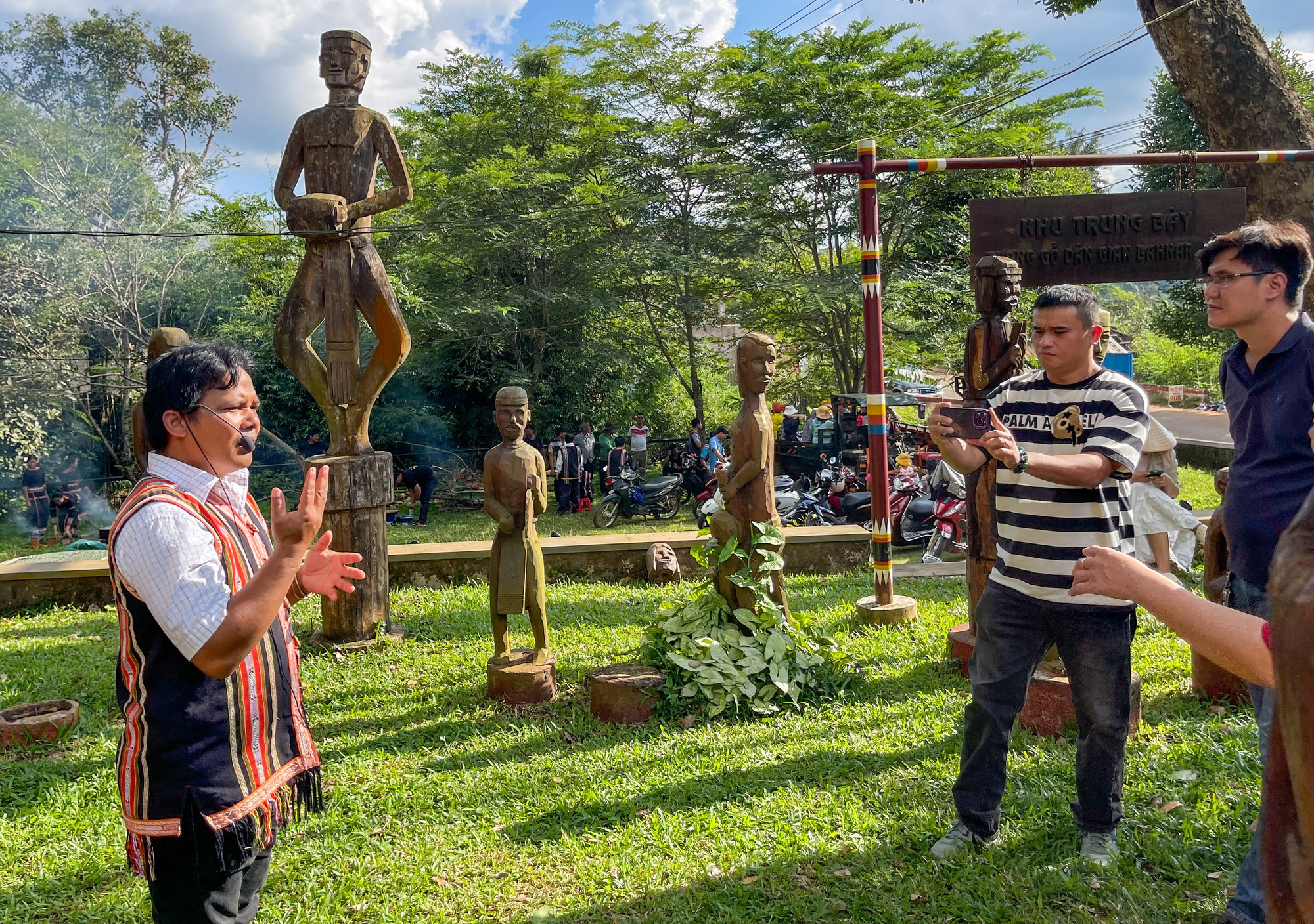Anh Rah Lan Thắng-hướng dẫn viên tại làng Ốp giới thiệu ý nghĩa tượng gỗ dân gian của người Jrai. Ảnh: M.C anh-rah-lan-thang-huong-dan-vien-tai-lang-gioi-thieu-y-nghia-tuong-go-dan-gian-cua-nguoi-jrai.jpg