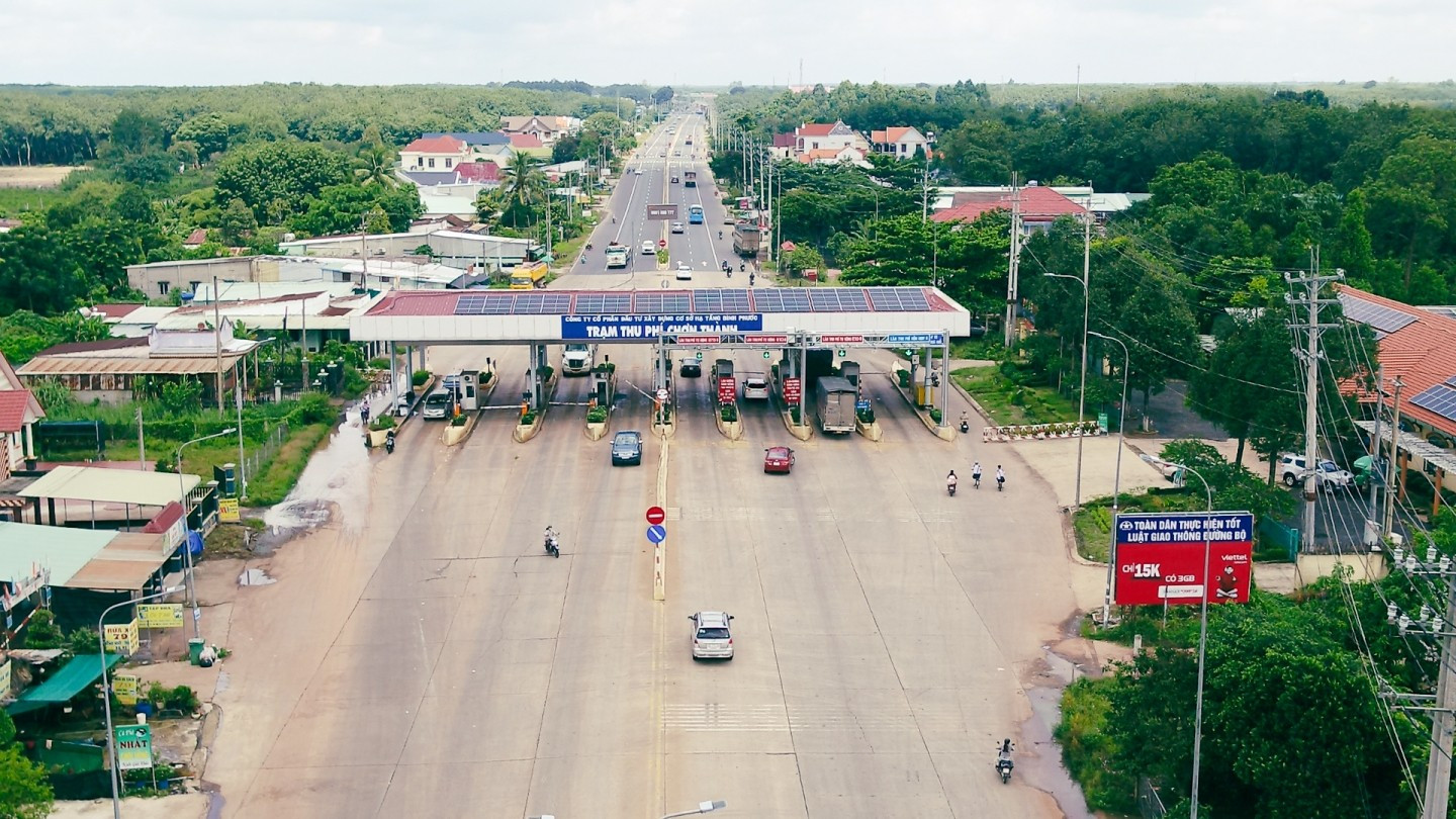 Quốc lộ 13 kết nối TP. Hồ Chí Minh lên Cửa khẩu quốc tế Hoa Lư, huyện Lộc Ninh được đầu tư khang trang, kiên cố đảm bảo cho lưu thông, vận chuyển hàng hóa kết nối liên vùng tien-dung-2-2-21463211122024.jpg