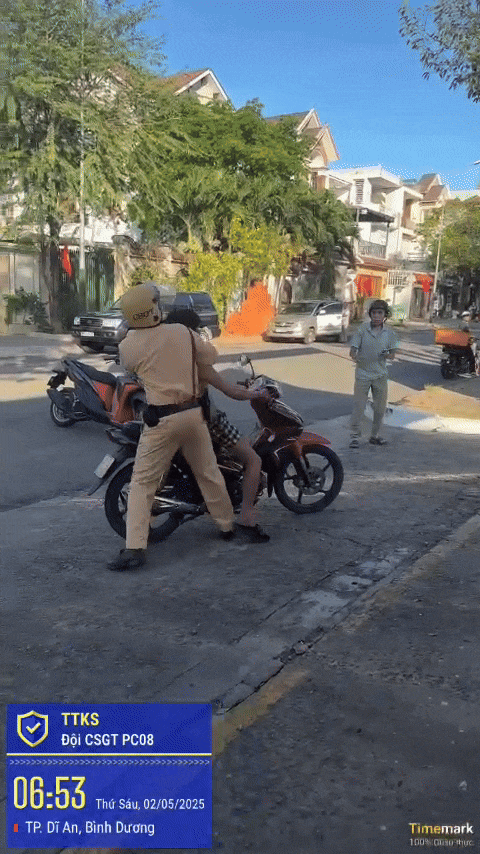 Clip: Cảnh sát giao thông khống chế người đàn ông cầm rựa "múa" trên phố. Clip: Cảnh sát giao thông khống chế người đàn ông cầm rựa "múa" trên phố.