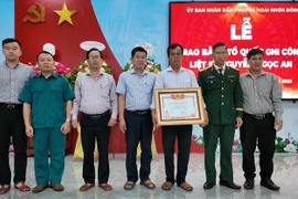 Đại diện Bộ CHQS tỉnh trao Bằng Tổ quốc ghi công cho thân nhân liệt sĩ.