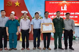 Đại diện Bộ CHQS tỉnh trao Bằng Tổ quốc ghi công cho thân nhân liệt sĩ.