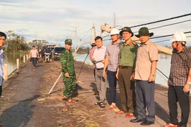 Đoàn công tác kiểm tra tại khu vực thôn Vinh Quang sau bão số 13.