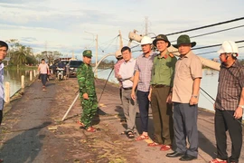 Đoàn công tác kiểm tra tại khu vực thôn Vinh Quang sau bão số 13.