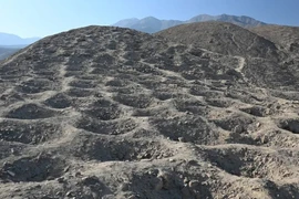 Hơn 5.000 hố thẳng hàng bí ẩn nhiều thế kỷ ở thung lũng Pisco (Peru).