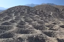 Hơn 5.000 hố thẳng hàng bí ẩn nhiều thế kỷ ở thung lũng Pisco (Peru).