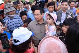 Thủ tướng Phạm Minh Chính thăm hỏi người dân vùng lũ.