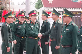 Đoàn công tác Tổng cục Chính trị kiểm tra, chúc tết đơn vị biên phòng Cửa khẩu Lệ Thanh.