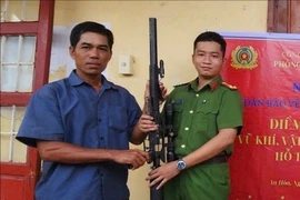Vận động người dân tự nguyện giao nộp 4 khẩu súng