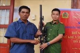 Vận động người dân tự nguyện giao nộp 4 khẩu súng