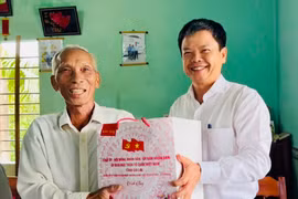 Phó Chủ tịch UBND tỉnh Nguyễn Hữu Quế thăm, tặng quà người có công tại xã Bình Phú, Bình An, Tây Sơn
