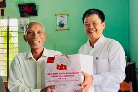 Phó Chủ tịch UBND tỉnh Nguyễn Hữu Quế thăm, tặng quà người có công tại xã Bình Phú, Bình An, Tây Sơn