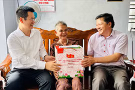 Đồng chí Trương Văn Đạt thăm, tặng quà Mẹ Việt Nam anh hùng Trương Thị Liên ở xã Tuy Phước