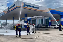 Gia Lai: Diễn tập phương án chữa cháy tại cửa hàng xăng dầu