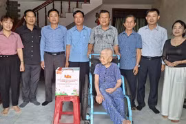 Chủ nhiệm Ủy ban kiểm tra Tỉnh ủy Thái Thanh Bình thăm, tặng quà mẹ Việt Nam anh hùng, gia đình chính sách