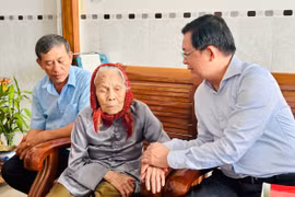 Bí thư Tỉnh ủy Hồ Quốc Dũng thăm các gia đình chính sách