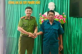Người dân tự nguyện giao nộp 1 quả lựu đạn còn nguyên