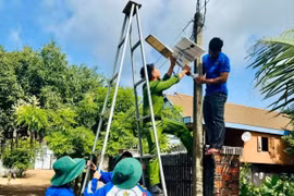 Gia Lai: Thực hiện công trình “thắp sáng đường quê” tại thôn Glung Mơ Lan