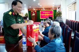Đại tá Mai Kim Bình trao quà cho thương binh, bệnh binh, người có công với cách mạng đang được chăm sóc, điều trị và nuôi dưỡng tại Trung tâm.