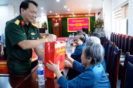 Đại tá Mai Kim Bình trao quà cho thương binh, bệnh binh, người có công với cách mạng đang được chăm sóc, điều trị và nuôi dưỡng tại Trung tâm.