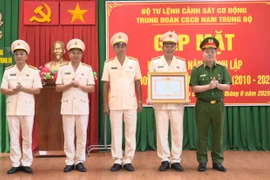 Trung tướng Nguyễn Ngọc Vân (đầu tiên từ phải sang) trao Bằng khen của Thủ tướng Chính phủ cho Trung đoàn CSCĐ Nam Trung bộ.