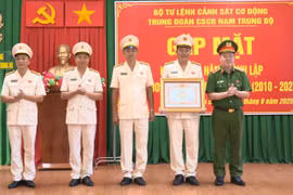 Trung tướng Nguyễn Ngọc Vân (đầu tiên từ phải sang) trao Bằng khen của Thủ tướng Chính phủ cho Trung đoàn CSCĐ Nam Trung bộ.