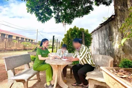 Cán bộ trại giam động viên, chia sẻ với phạm nhân.