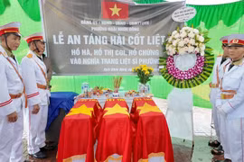 Lễ an táng các liệt sĩ tại nghĩa trang phường Hoài Nhơn Đông.