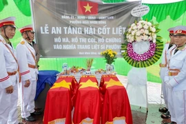 Lễ an táng các liệt sĩ tại nghĩa trang phường Hoài Nhơn Đông.