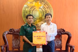 Phó Chủ tịch UBND tỉnh Nguyễn Hữu Quế tặng quà cho cán bộ, chiến sĩ Hải đoàn Biên phòng 48. Ảnh: Dũng Nhân